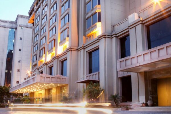 Escorts Near The Metropolitan Hotel And Spa